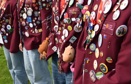 Chaque aiguille raconte une histoire : les vestes des étudiants d’échange